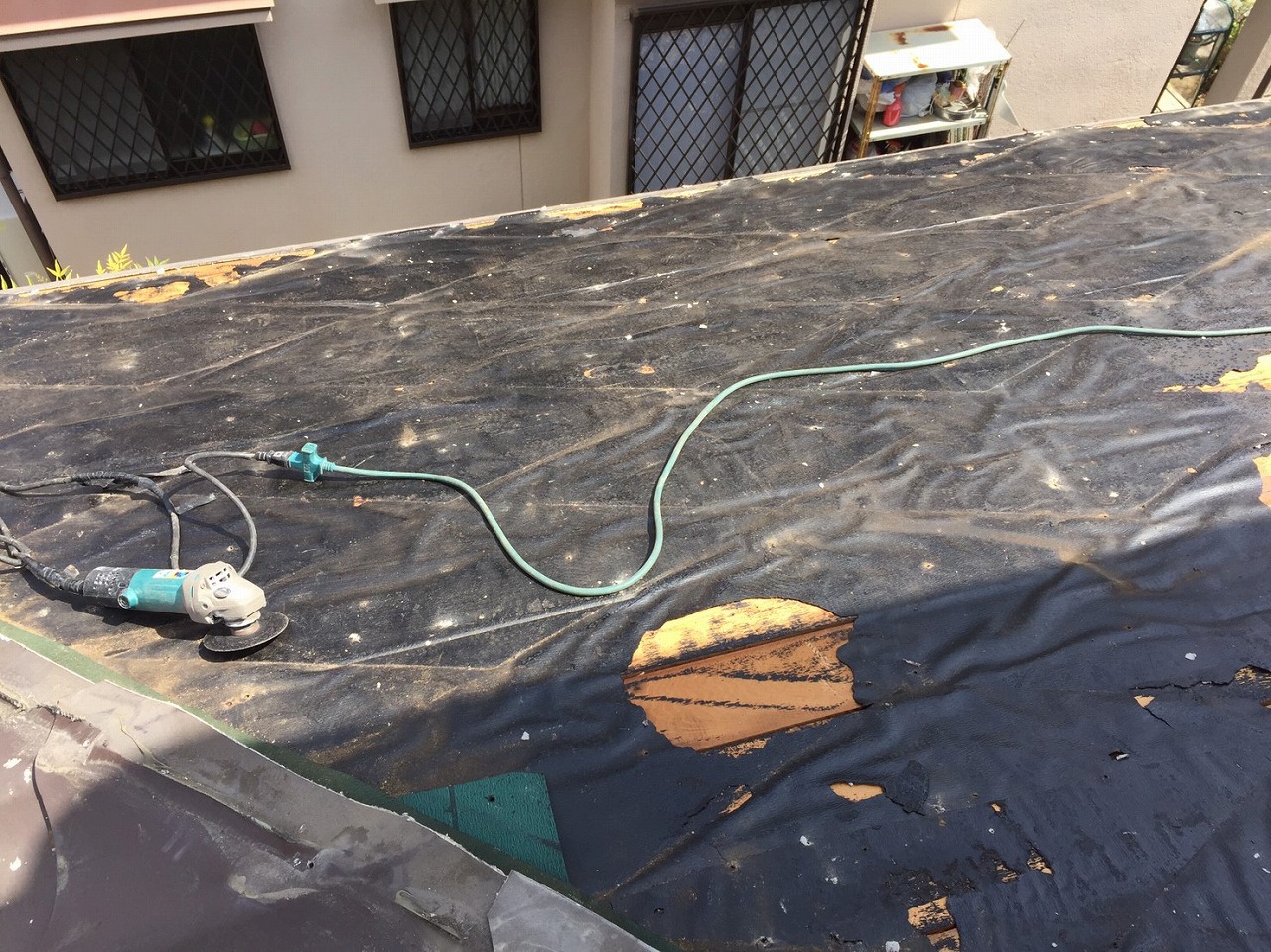 生駒市の葺き替え工事、下屋根の既存カラーベスト撤去